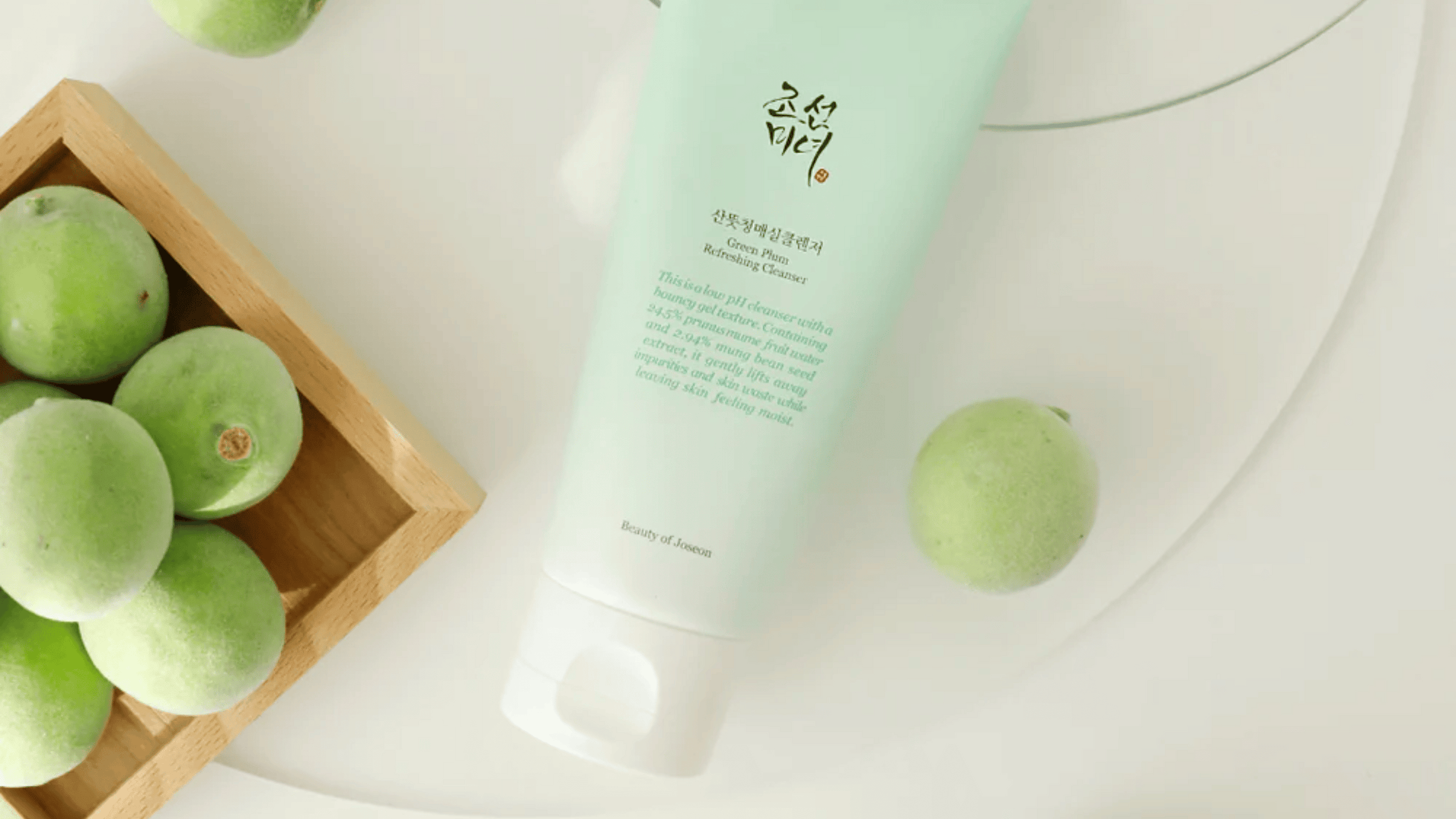 Beauty of Joseon Green Plum Refreshing Cleanser är en mild gelrengöring berikad med gröna plommon och adaptogener. Den avlägsnar orenheter effektivt samtidigt som den bevarar hudens naturliga fuktbalans.