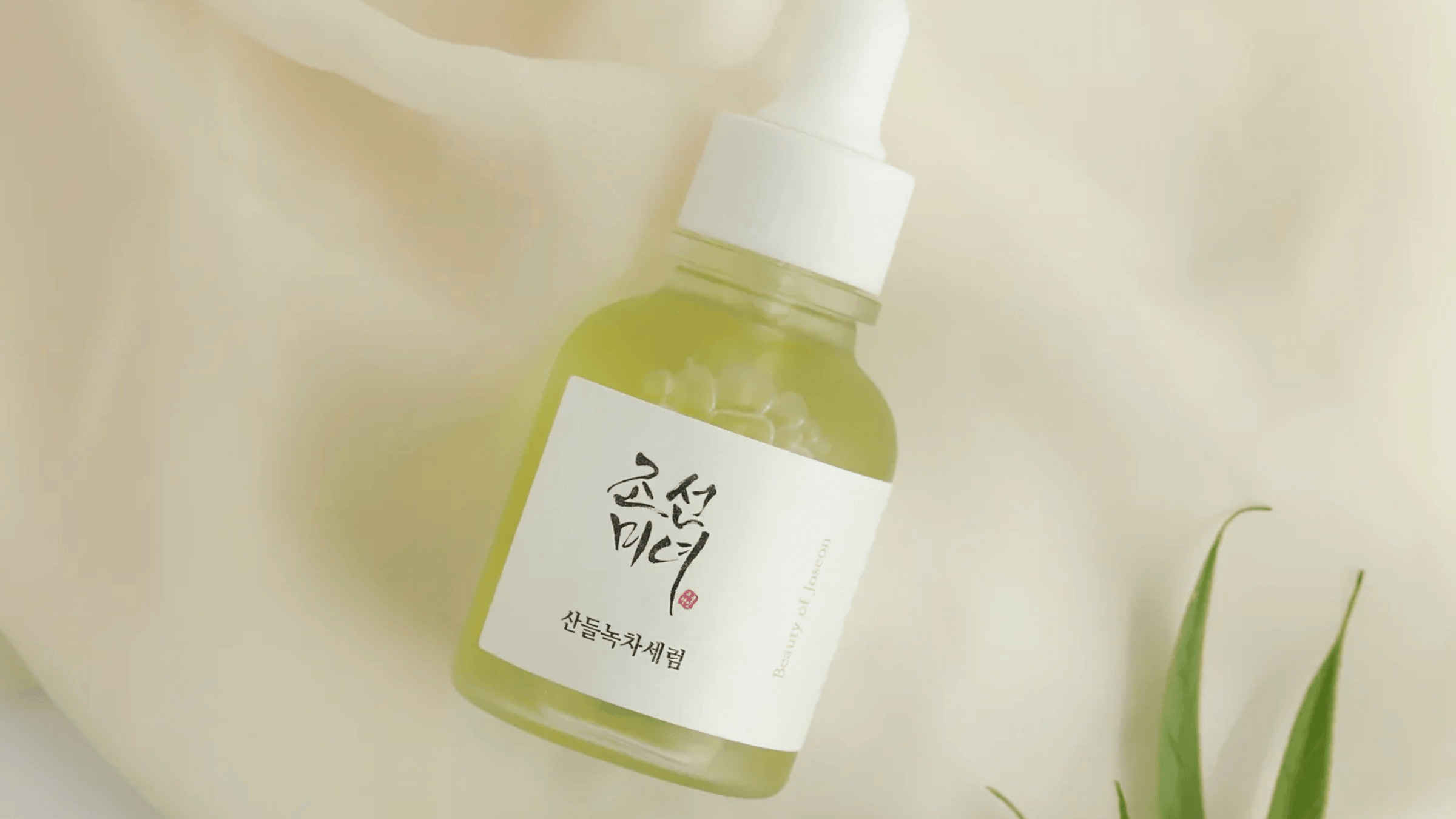 Beauty of Joseon Green Tea Calming Serum är en lugnande och återfuktande produkt berikad med grönt te-extrakt och panthenol. Serumet är utformat för att reducera rodnad och balansera fet hud, samtidigt som det ger en uppfriskande och lätt känsla.