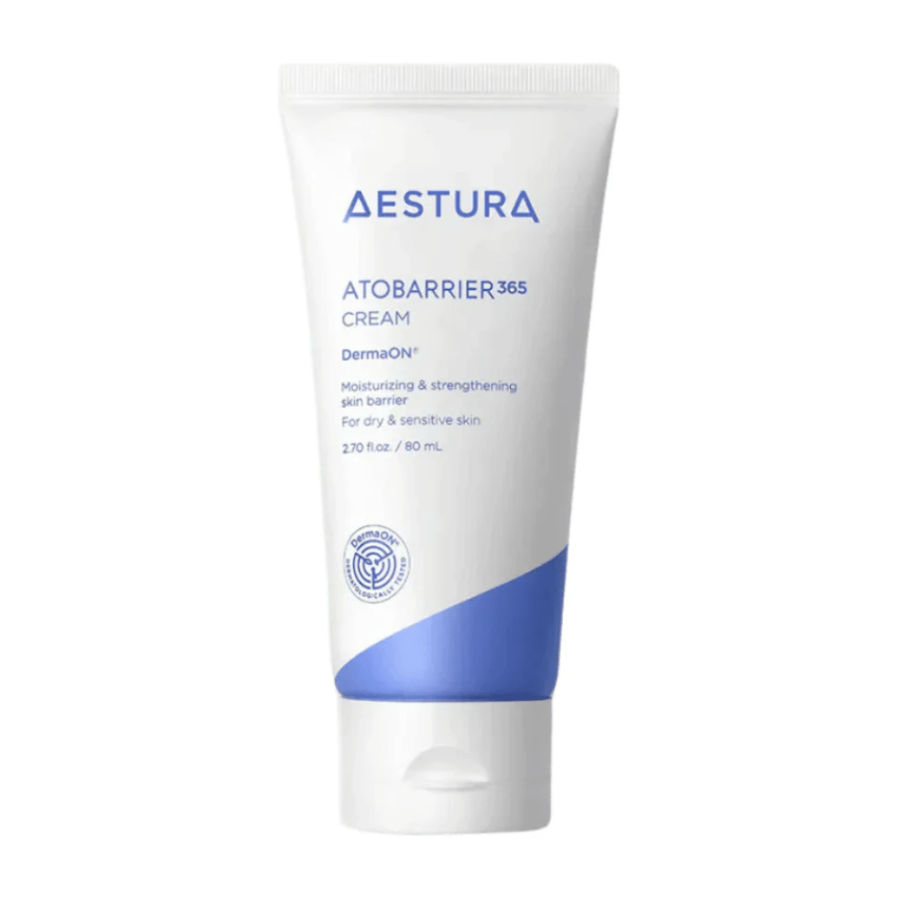 Aestura Atobarrier 365 Cream i en 80 ml tub. Krämen är utformad för att återfukta och stärka hudbarriären, speciellt för torr och känslig hud. Produkten kommer i en vit tub med blå detaljer och innehåller DermaON™ för optimal hudvård.