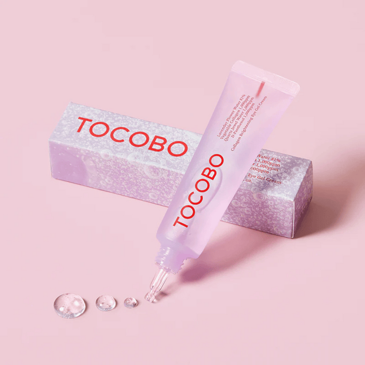 Bilden visar en produkt från TOCOBO, som är en "Collagen Brightening Eye Gel Cream". Förpackningen är rosa med en genomskinlig gel som kommer ut från tuben. Produkten verkar vara avsedd för att ljusa upp och ge fukt runt ögonområdet.