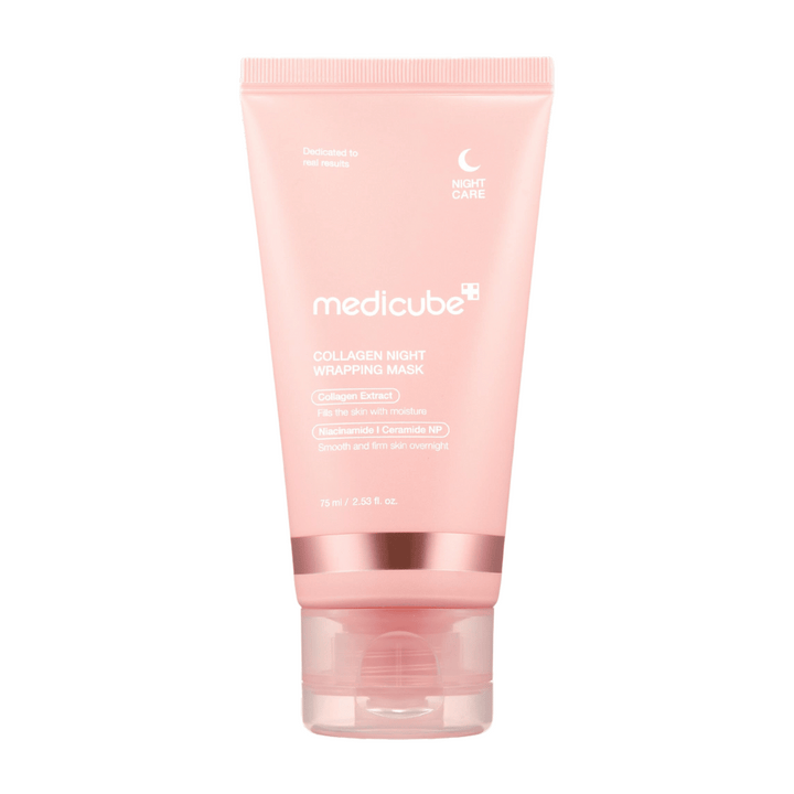 Medicube Collagen Night Wrapping Mask är en rosa tub med 75 ml produkt. Masken innehåller kollagenextrakt och niacinamid, avsedd för nattvård för att ge fukt och göra huden fast och slät över natten.