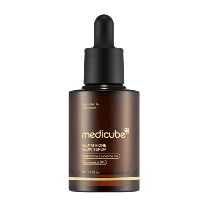 Medicube Glutathione Glow Serum – Ett lystergivande serum med 5% glutathione-liposom och 5% niacinamid. Jämnar ut hudtonen, minskar mörka fläckar och ger huden en strålande glow.