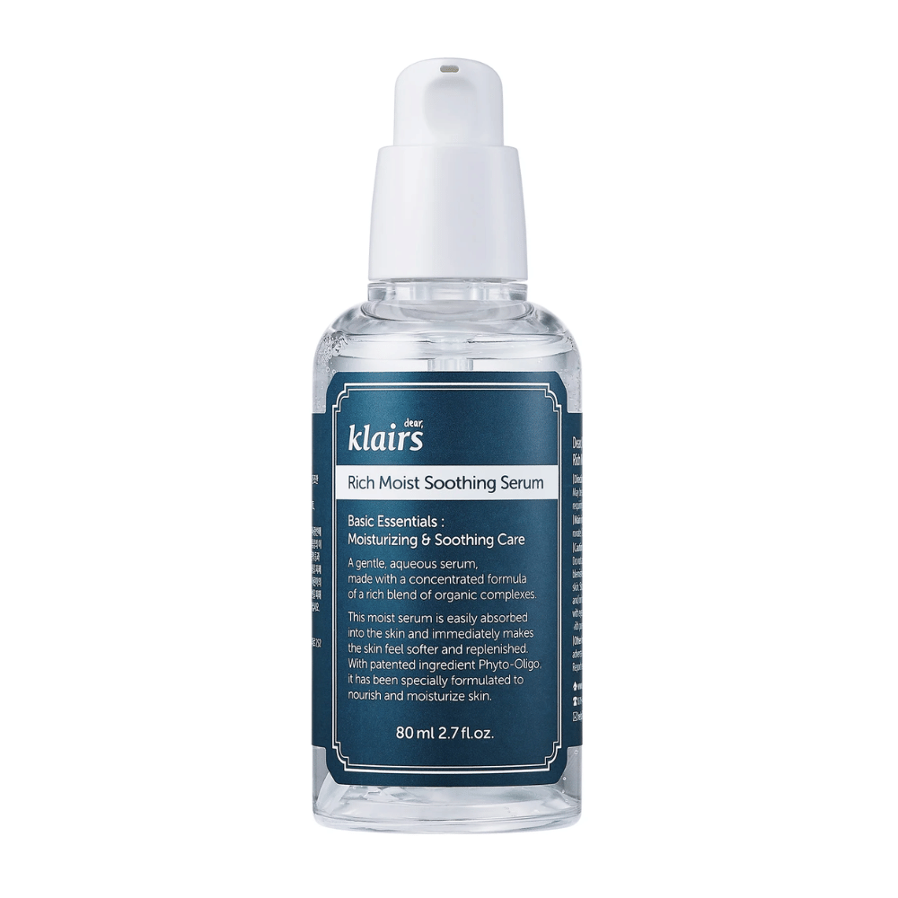 En genomskinlig flaska med Klairs Rich Moist Soothing Serum och vit droppkork, mot en vit bakgrund.