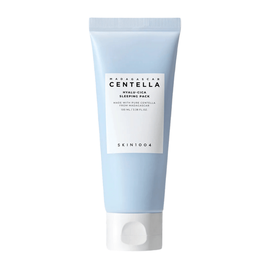 Bilden visar "Madagascar Centella Hyalu-Cica Sleeping Pack" i en 100 ml tub från SKIN1004, en hudvårdsprodukt för användning över natten.