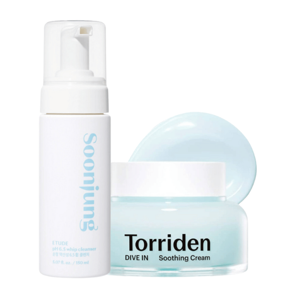 Hudvårdskit som innehåller en vit flaska med en pump, märkt "Soonjung", och en burk med ljusblått innehåll, märkt "Torriden Dive In Soothing Cream". Flaskan är 150 ml och har en ren, minimalistisk design. Burken är genomskinlig och visar en lugnande, ljusblå kräm.