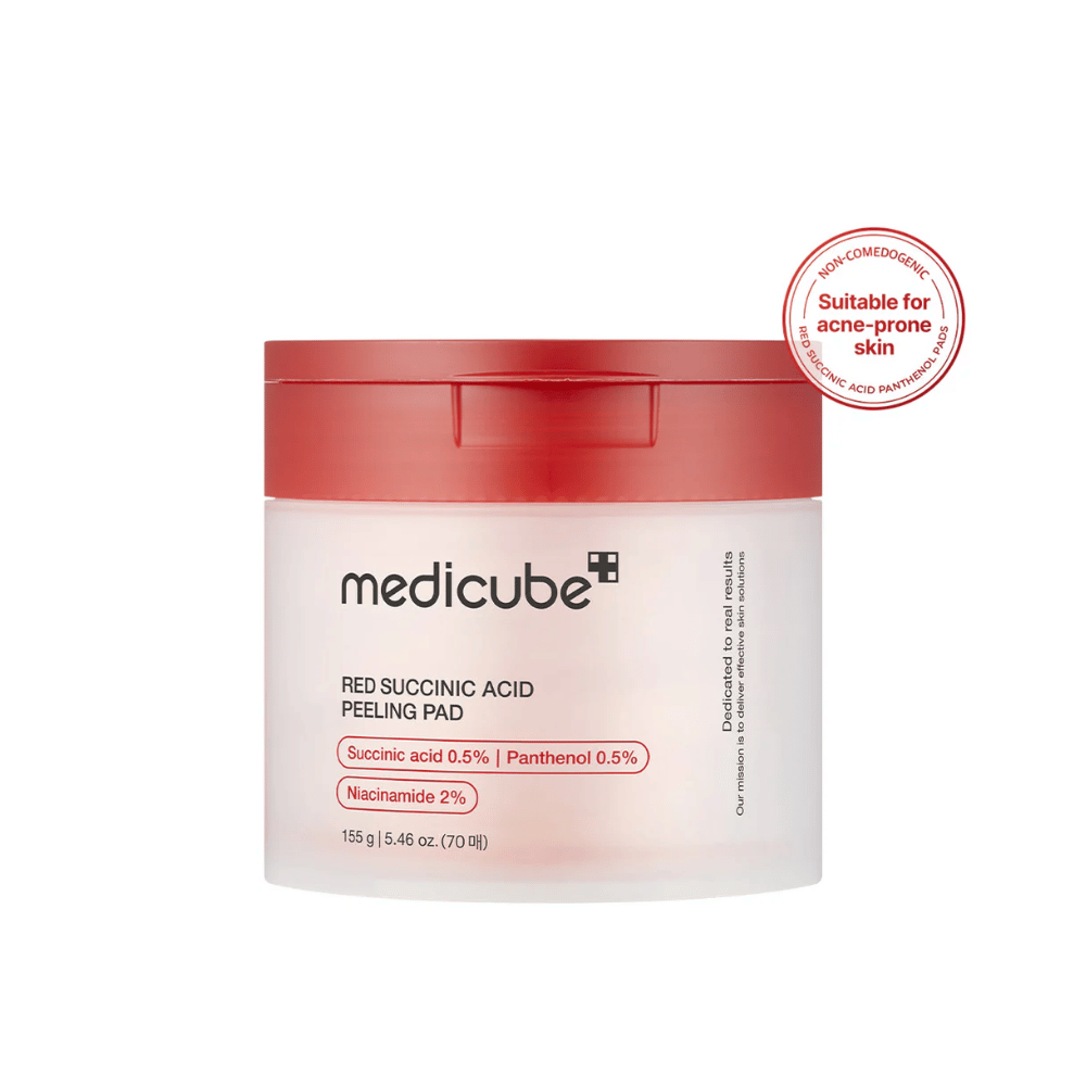 Medicube Red Succinic Acid Peeling Pad i en vit burk med rött lock, designad för acnebenägen hud. Innehåller succinic acid, panthenol och niacinamid för att förbättra hudens struktur och ge en skonsam exfoliering. Non-komedogen formula.