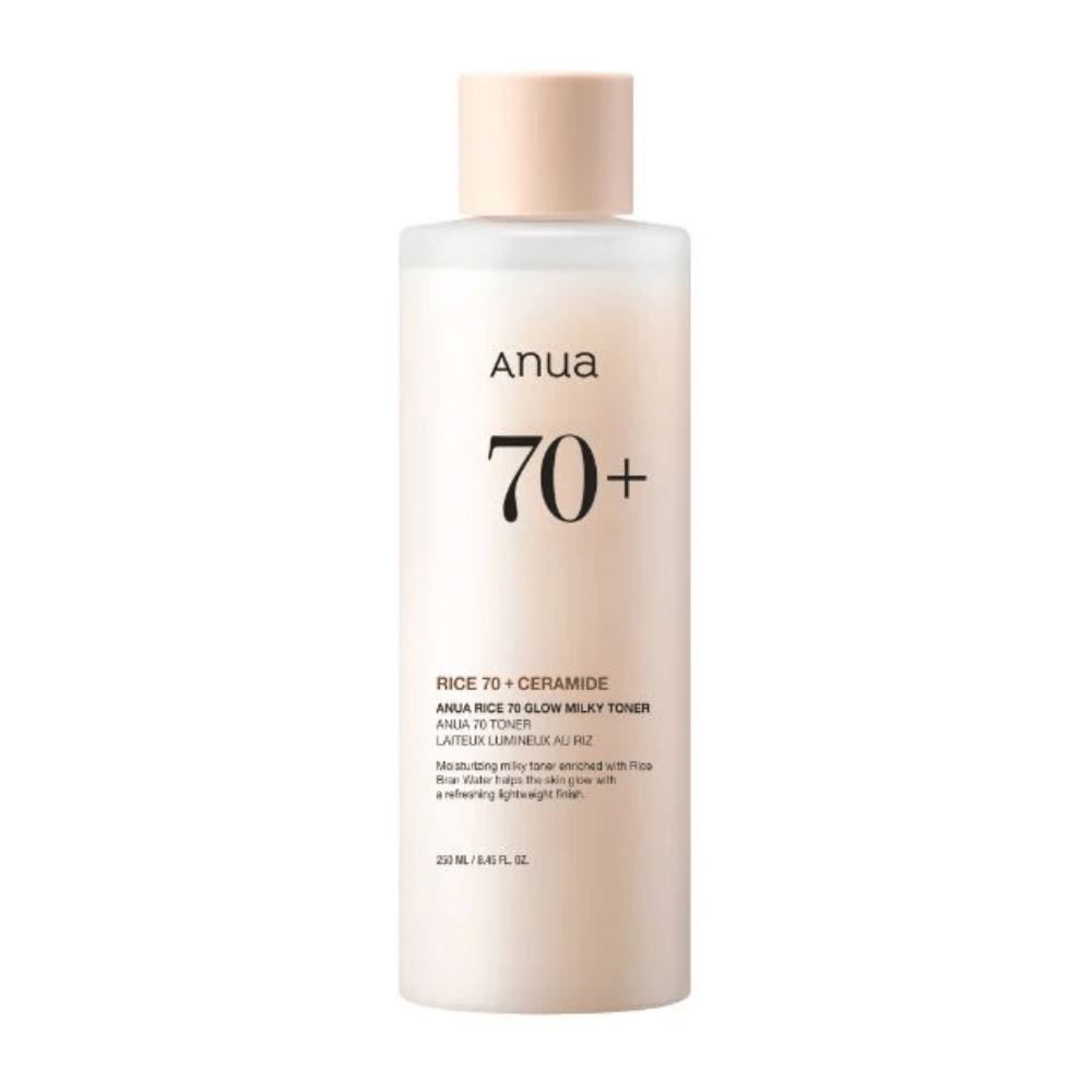 En flaska "Anua 70+ Rice Ceramide Milky Toner". Denna toner är formulerad för att ljusa upp och ge lyster till huden, berikad med risvatten och ceramider. Förpackningen är enkel och elegant med en mjuk beige ton och en diskret etikett.