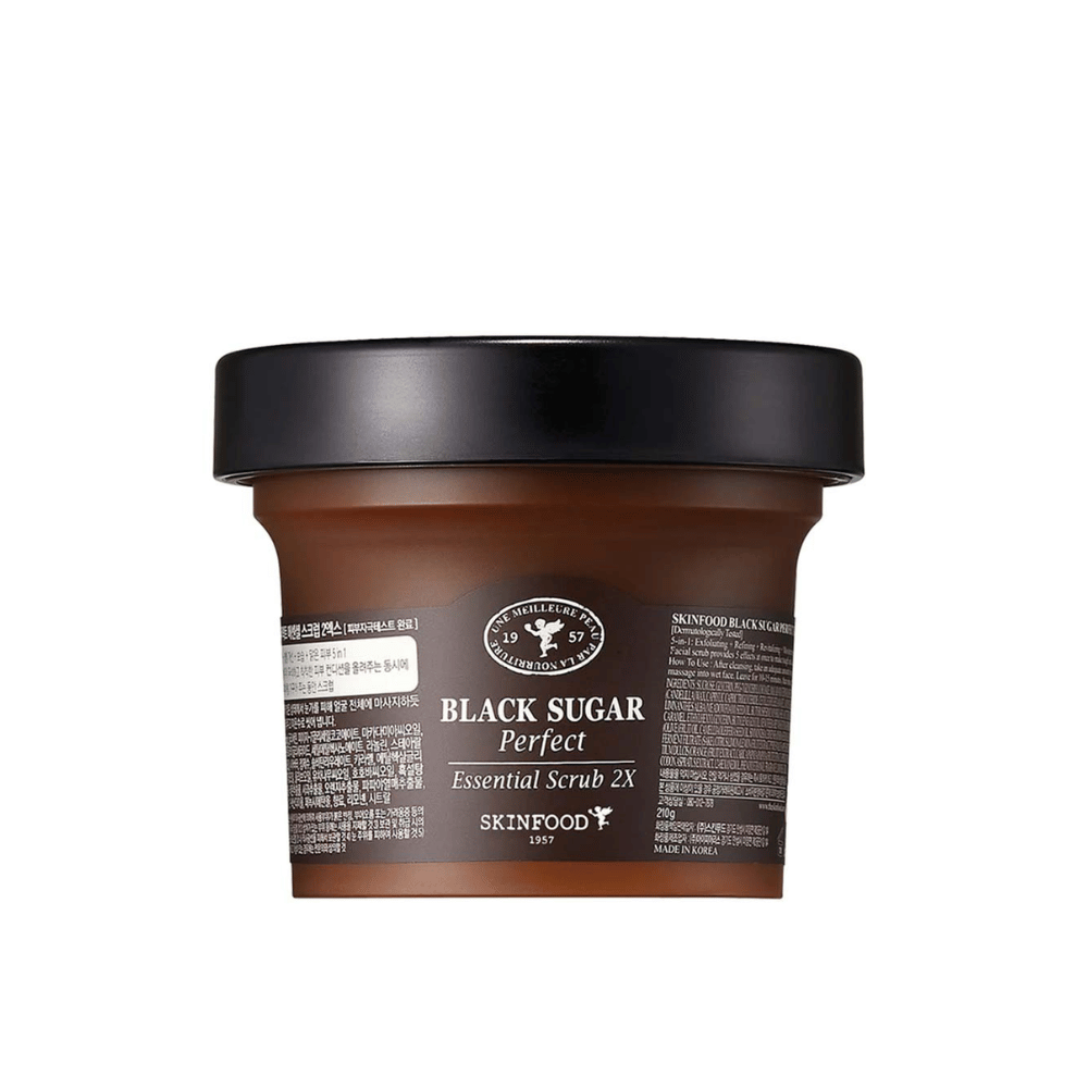 En burk SKINFOOD Black Sugar Perfect Essential Scrub 2X 210g på vit bakgrund.