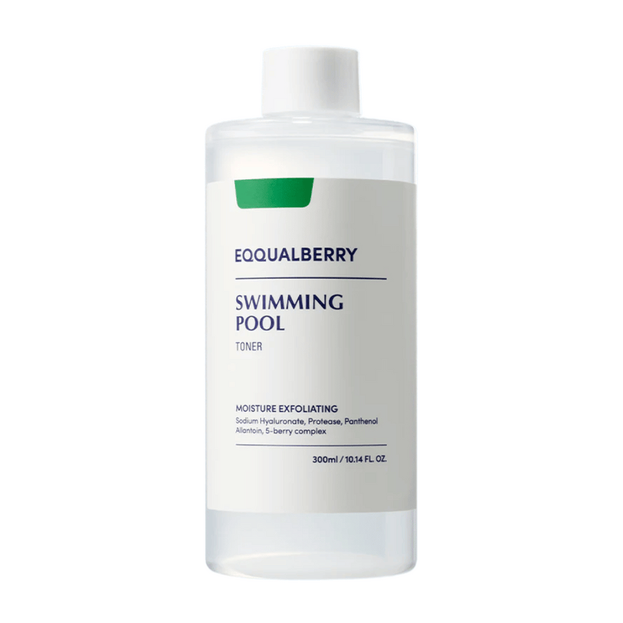 Equalberry Swimming Pool Toner i en minimalistisk genomskinlig flaska med vit etikett. Återfuktande och exfolierande formula för en fräsch och balanserad hud.