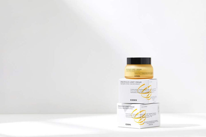 En bunt COSRX Full Fit Propolis Light Cream 65 ml lådor.